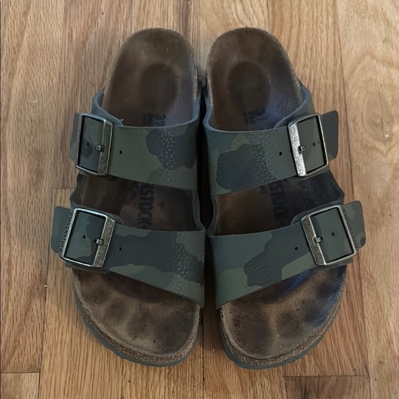 Birkenstock sz 6 vegan faux leather Camouflage Sandals great pre owned condition - Picture 1 of 7